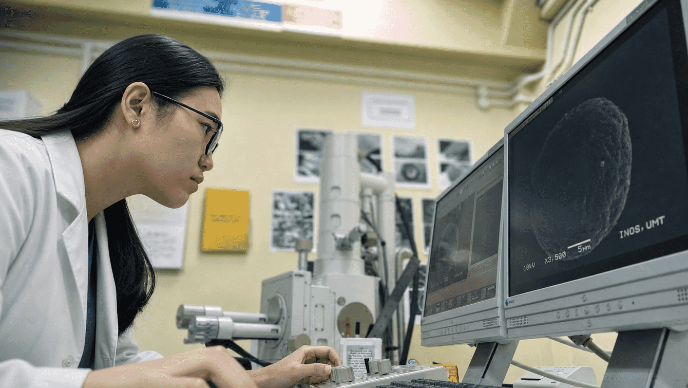 A scientist working on her computer in a laboratory.